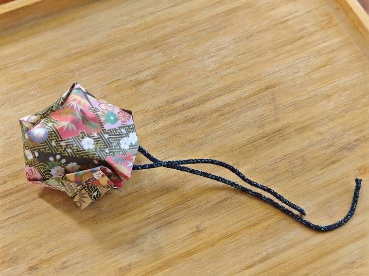くす玉が机の上に置いてある
