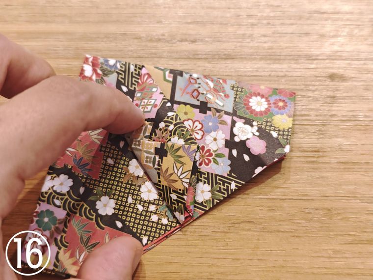 折り紙を折っている様子