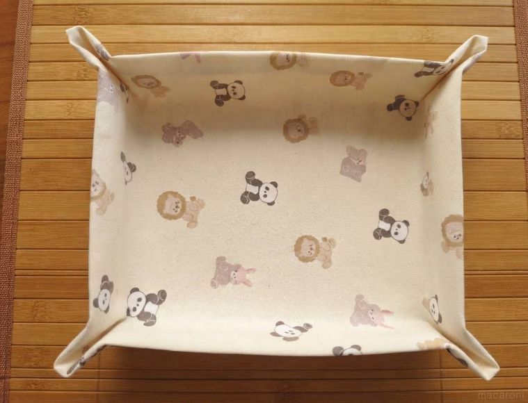 牛乳パックで作った小物トレーが机の上に置いてある