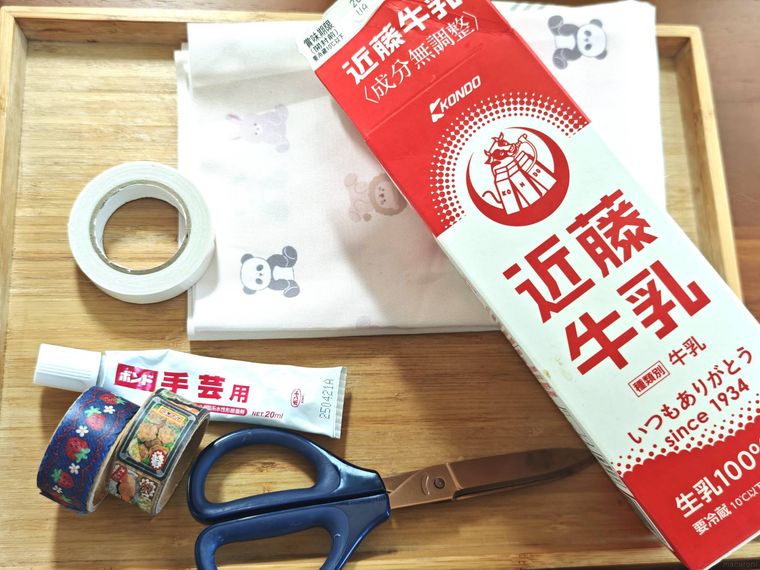 牛乳パック小物入れで用意するものが机の上に置いてある