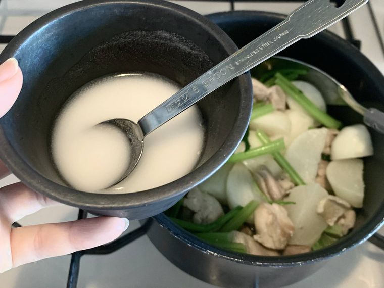 米粉を使ってとろみ付けをする様子