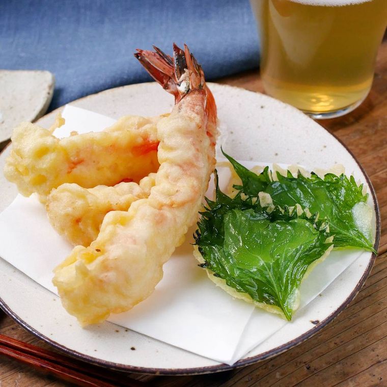 白い皿に盛り付けられたえびと大葉の天ぷら