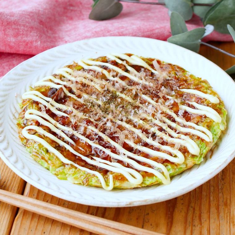 白い皿に盛り付けられた米粉のお好み焼き