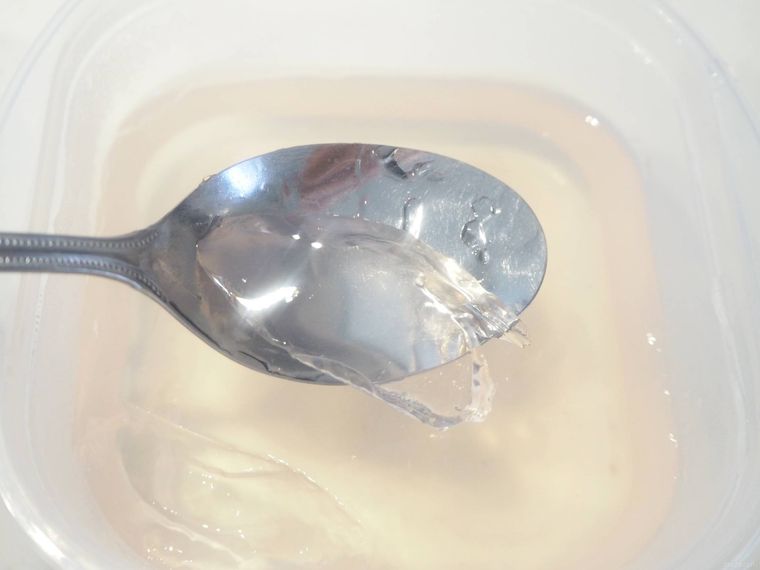 ピンク色の寒天をスプーンですくっている様子