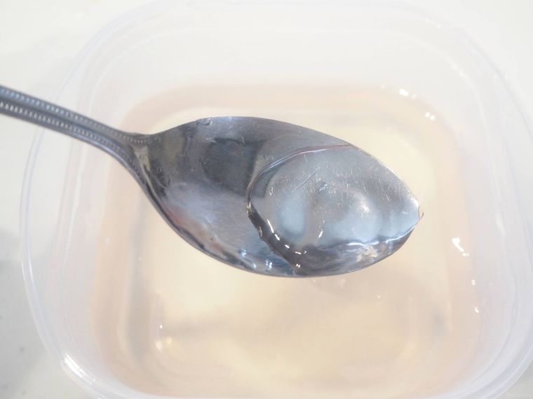 ピンク色の寒天液をスプーンですくっている様子