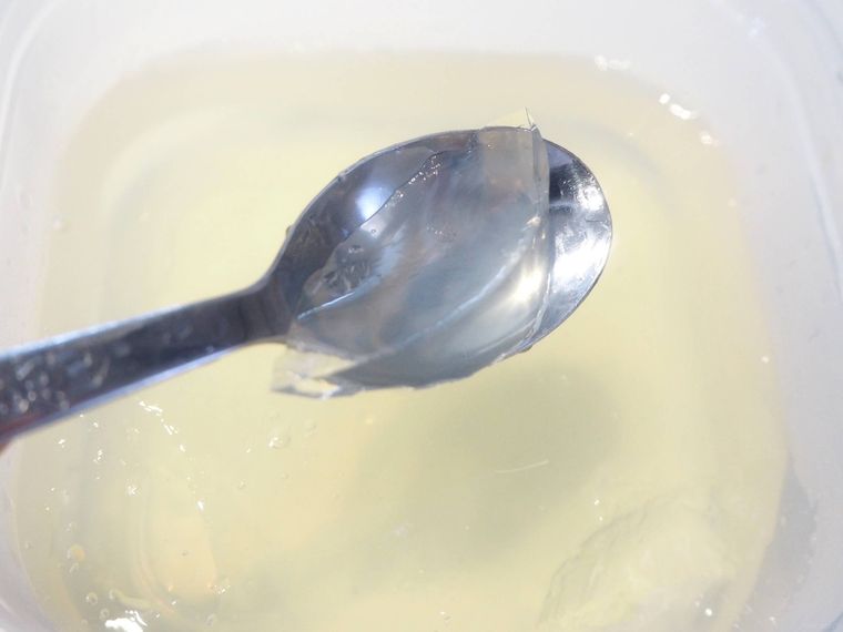 橙色の寒天をスプーンですくっている様子