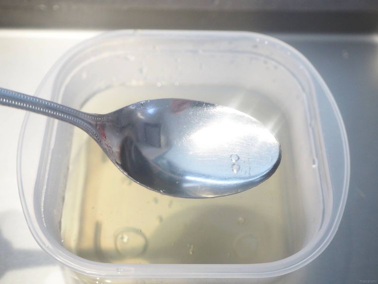 橙色の寒天液をスプーンですくっている様子