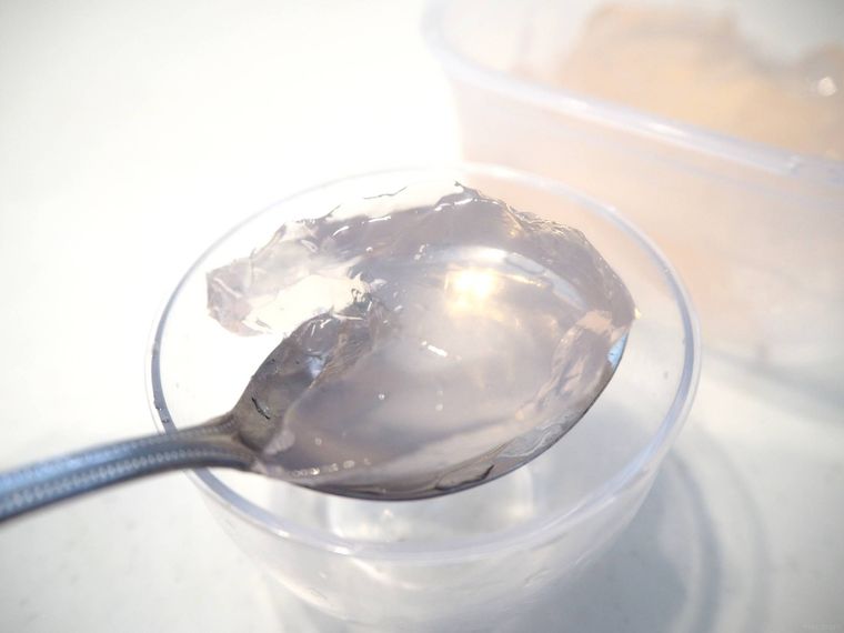 ピンク色の寒天をスプーンですくっている様子