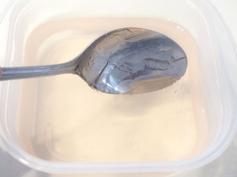 ピンク色の寒天液をスプーンですくっている様子