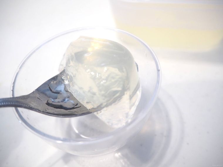 橙色の寒天をスプーンですくっている様子