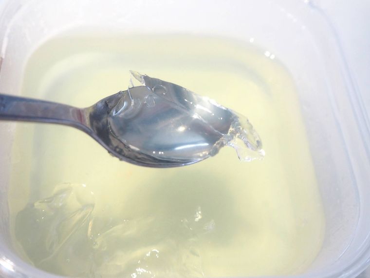 黄色の寒天をスプーンですくっている様子