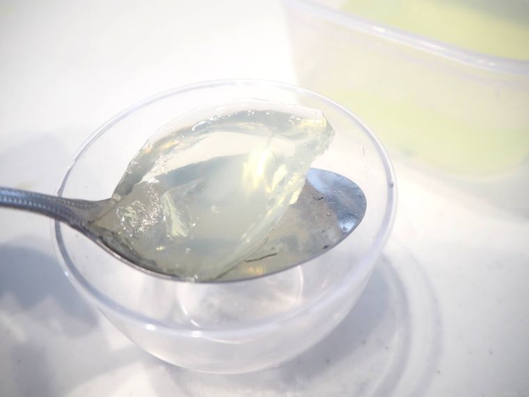 黄色の寒天をスプーンですくっている様子