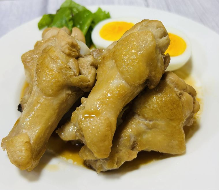 煮込んだ手羽元にゆで卵とベビーリーフを添えた盛り付け