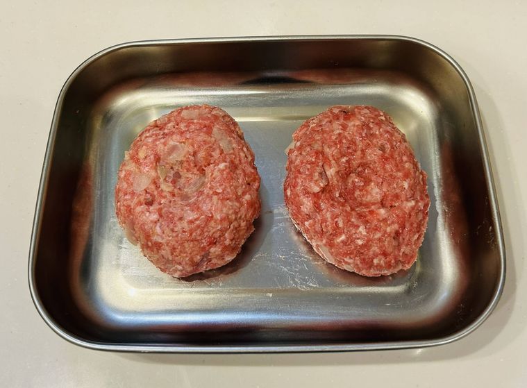 中央部分をくぼませたハンバーグのたね