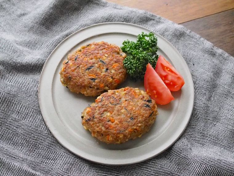 グレーの平皿に盛った豆腐ハンバーグ