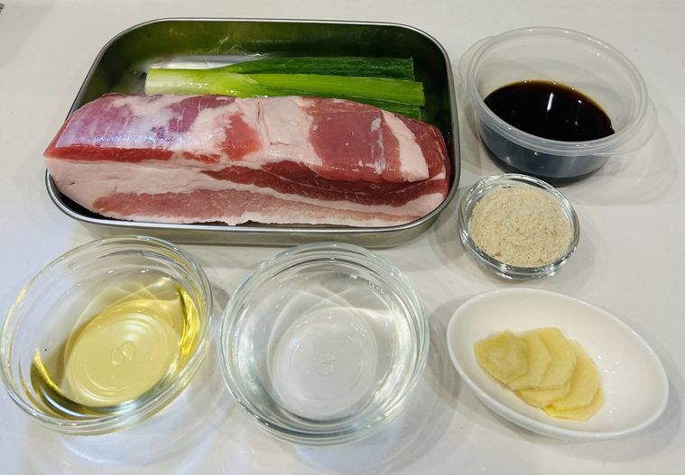 炊飯器チャーシューに使う豚バラブロック肉、長ねぎ、しょうが、調味料