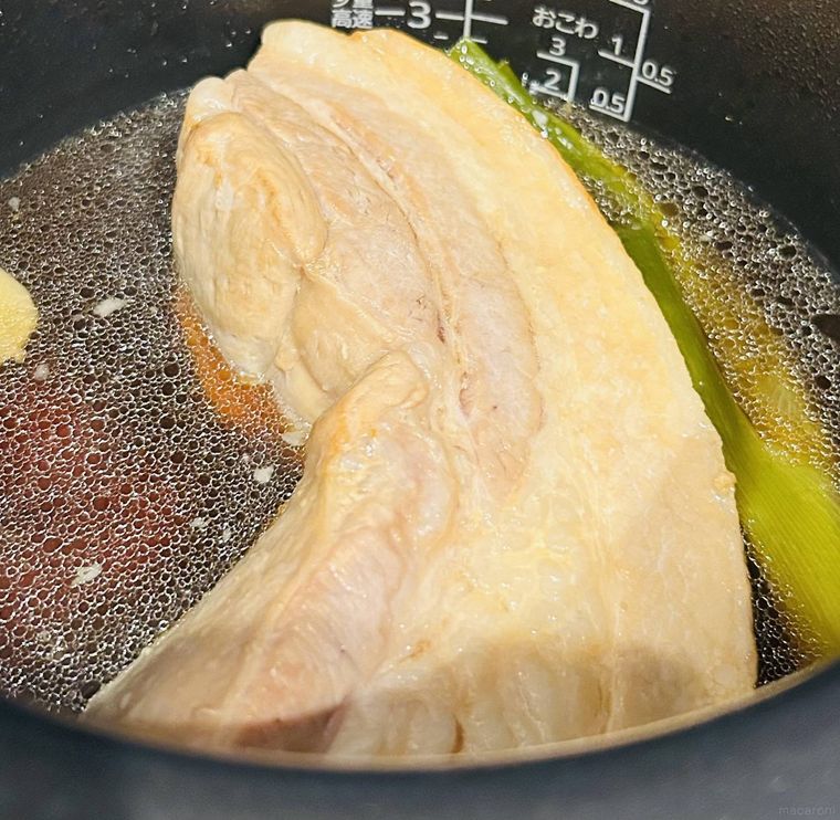 炊飯器の内釜に入った豚バラ肉のチャーシュー