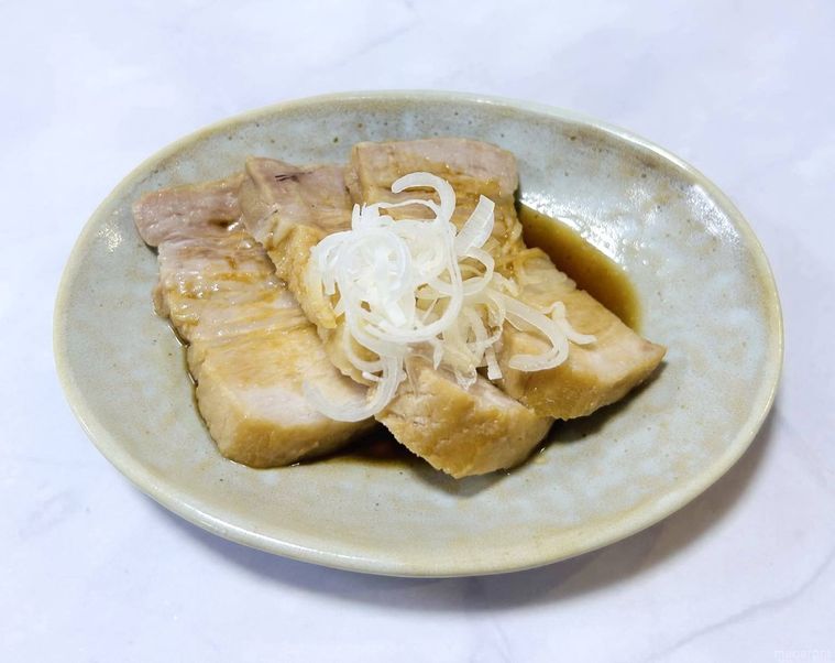 皿に盛り付け、長ねぎをのせた自家製チャーシュー