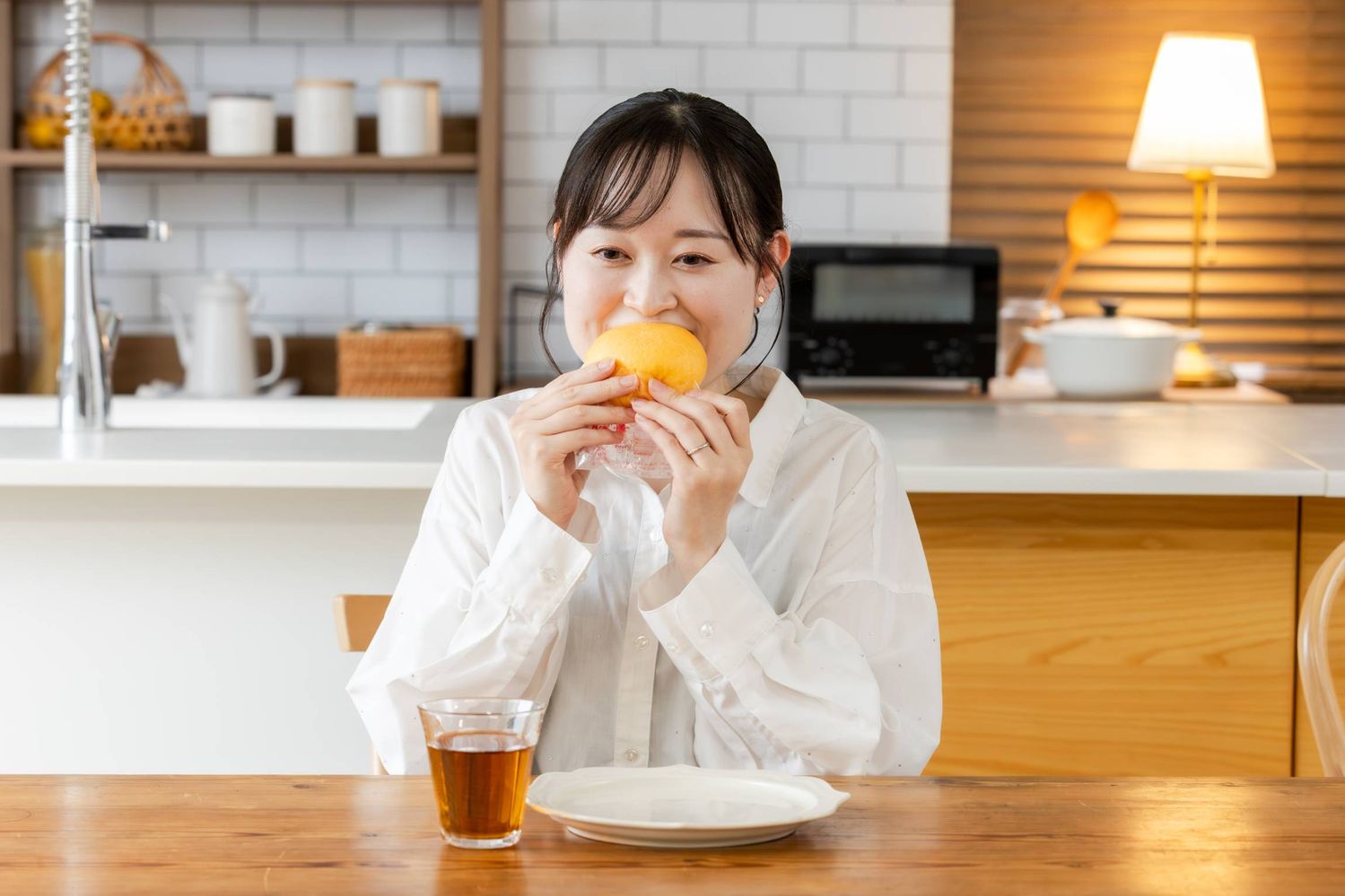 ピザまんを食べる女性