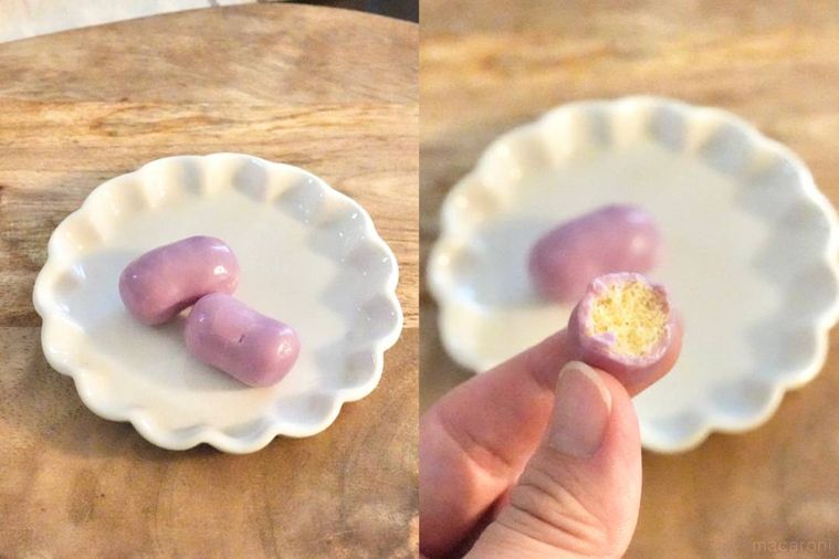 木のカッティングボードと白い小皿にのったむらさき色のさつまいもコーンチョコ