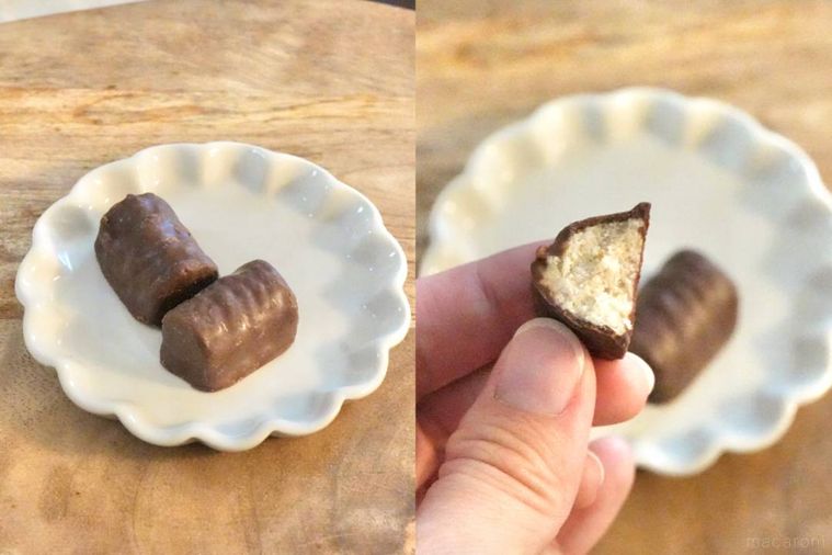 木のカッティングボードと白い小皿にのったマロンチョコ
