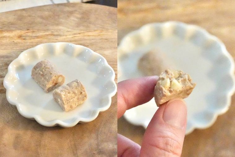 木のカッティングボードと白い小皿にのったマロンクランチチョコ