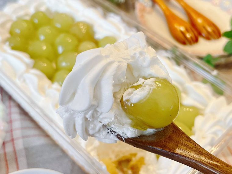 コストコのシャインマスカットスクープケーキをスプーンですくったところ