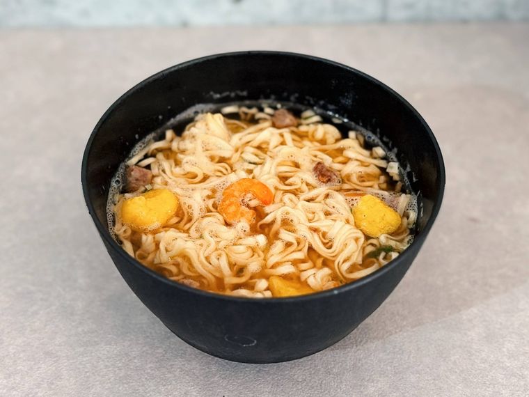 お椀に入ったカップヌードルレギュラー醤油