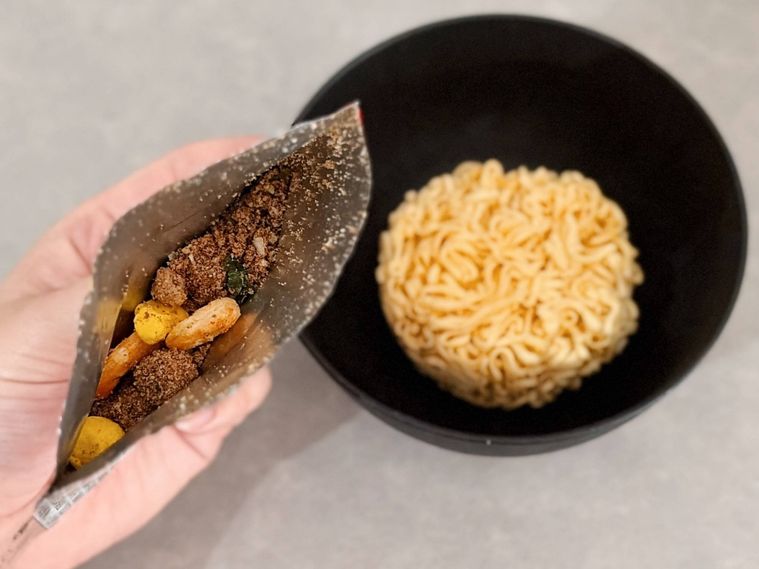 お椀に入れたダイソーのミニカップヌードルPick Mieの麺とスープ