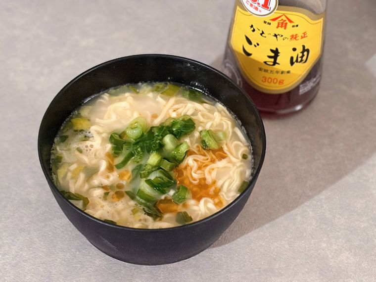 ごま油とネギを入れた 牛骨コムタンラーメン