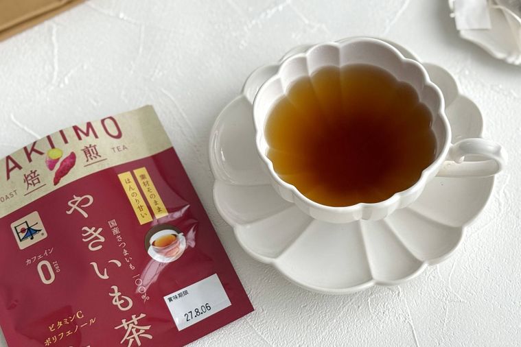 やきいも茶と白いティーカップ