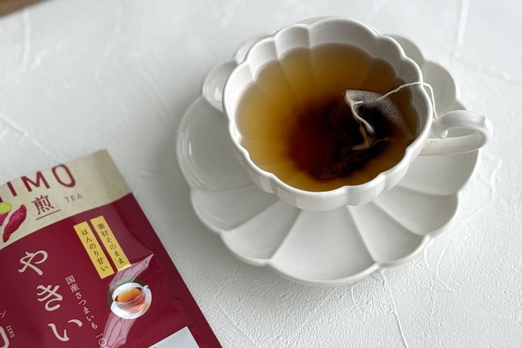 やきいも茶と白いティーカップ