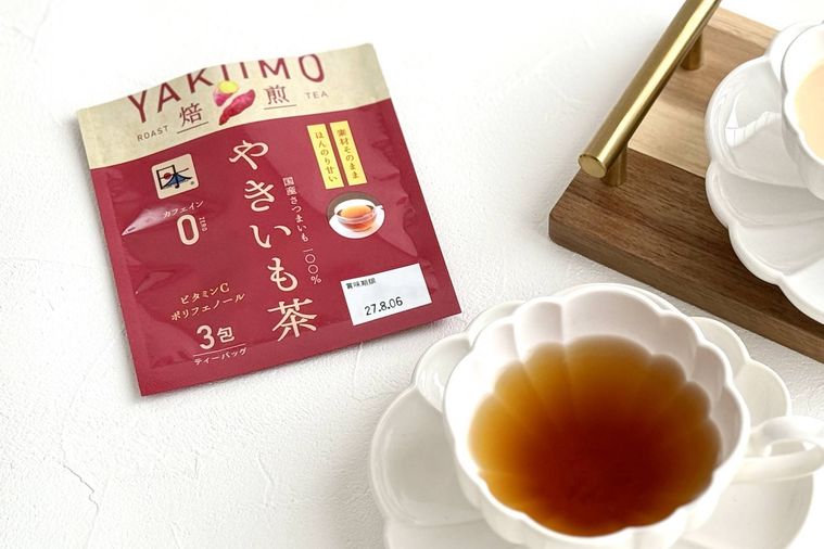 やきいも茶と白いティーカップ