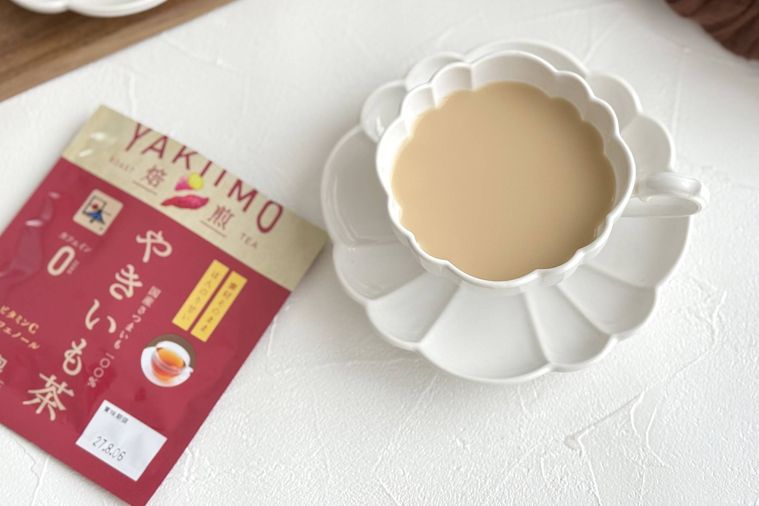 白いティーカップに注がれたやきいも茶のミルクティー
