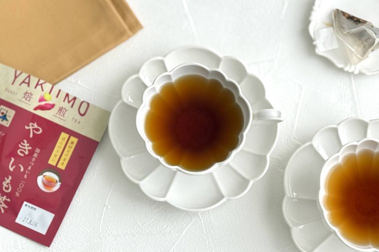 白いティーカップに注がれたやきいも茶