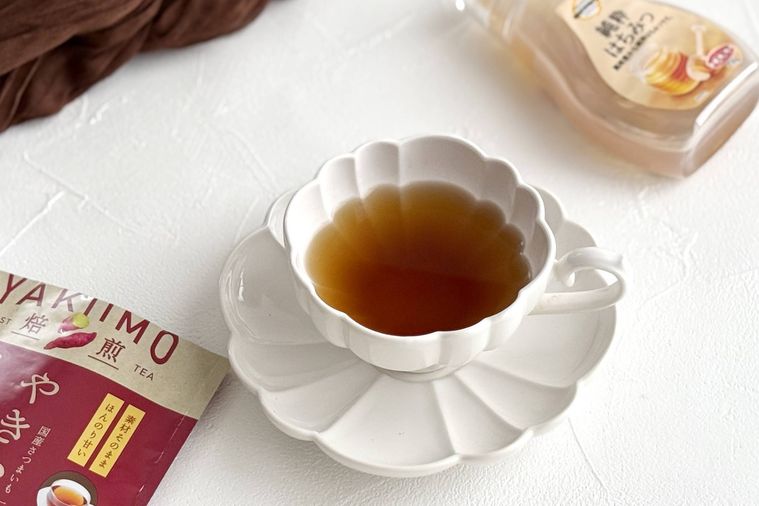 白いティーカップとやきいも茶とはちみつ