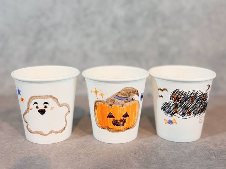 ハロウィンのイラストの描かれた紙コップ3つ