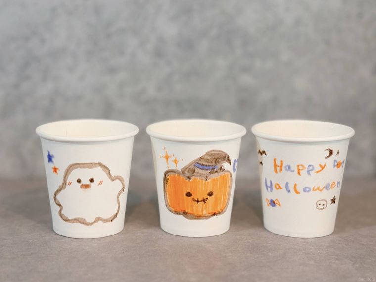 ハロウィンのイラストの描かれた紙コップ3つ