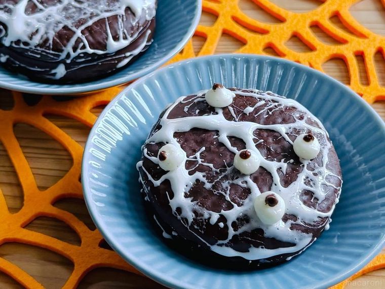 ロッテのチョコパイを、マシュマロとチョコペンでハロウィン仕様にデコレーションした様子