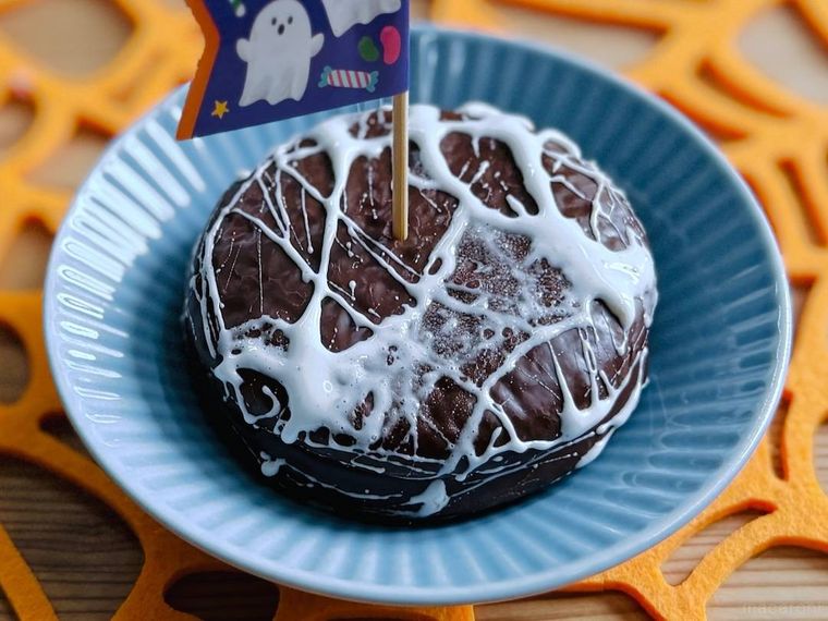 ロッテのチョコパイを、マシュマロでクモの巣風にデコレーションした様子