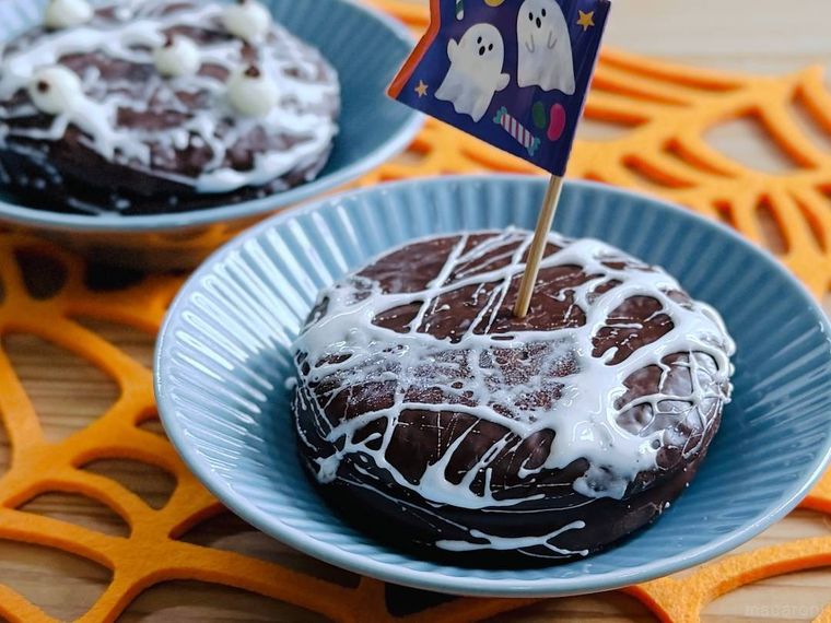 ロッテのチョコパイを、マシュマロでクモの巣風にデコレーションした様子