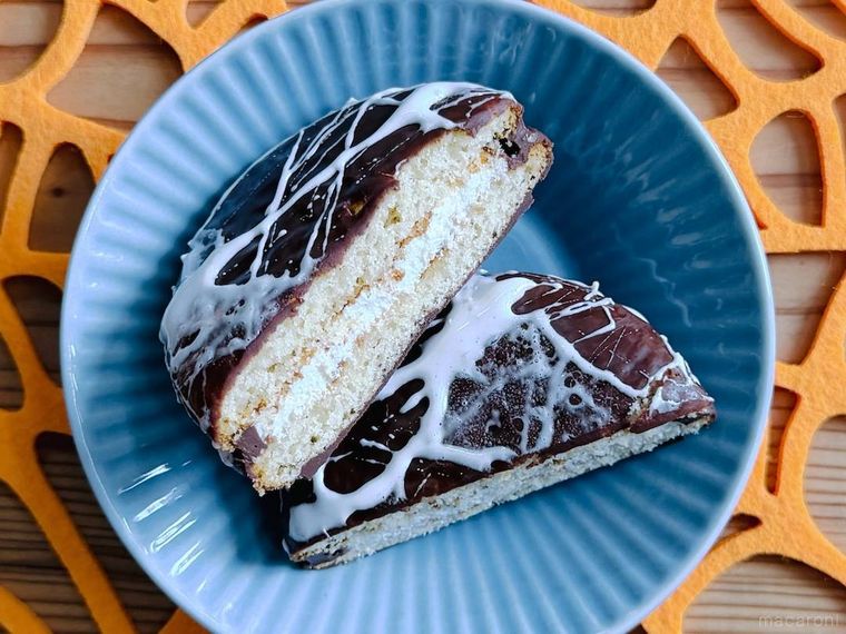マシュマロでデコレーションしたチョコパイを半分にカットした様子