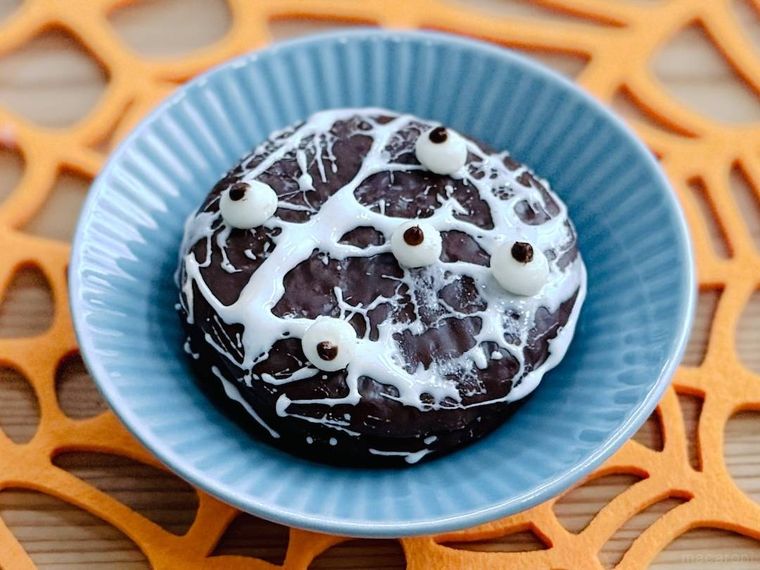 ロッテのチョコパイを、マシュマロとチョコペンでクモの巣風にデコレーションした様子