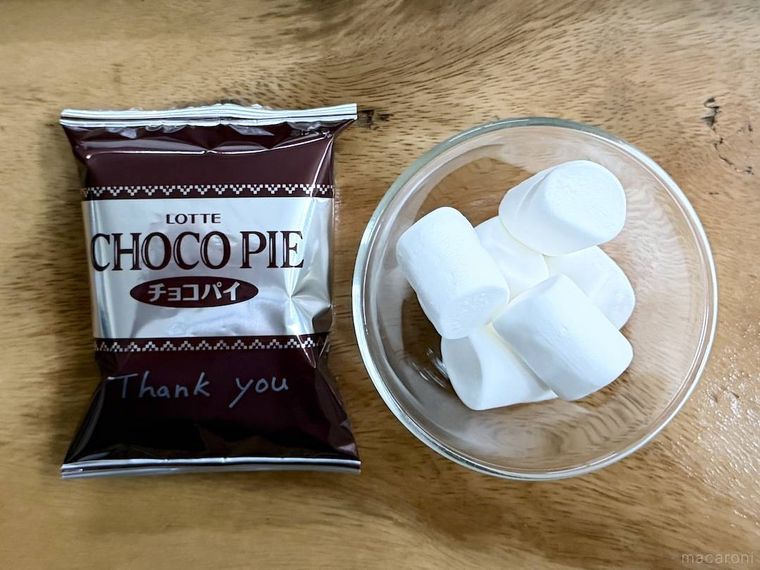 マシュマロとロッテのチョコパイをお盆に並べた様子