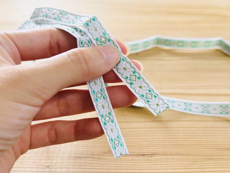 セリアのデコレーションパーツ 刺繍リボン 細を手で持っている様子