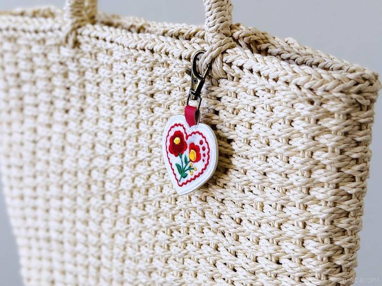 セリアのキーホルダー刺繍 フラワー柄をバッグに付けた様子