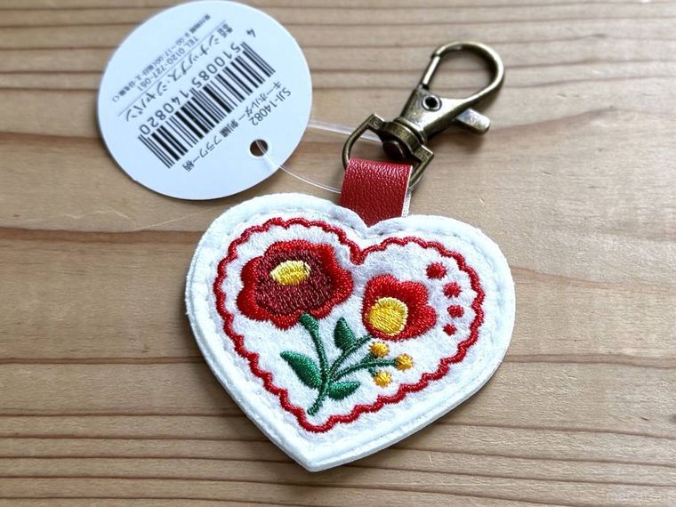 セリアのキーホルダー刺繍 フラワー柄