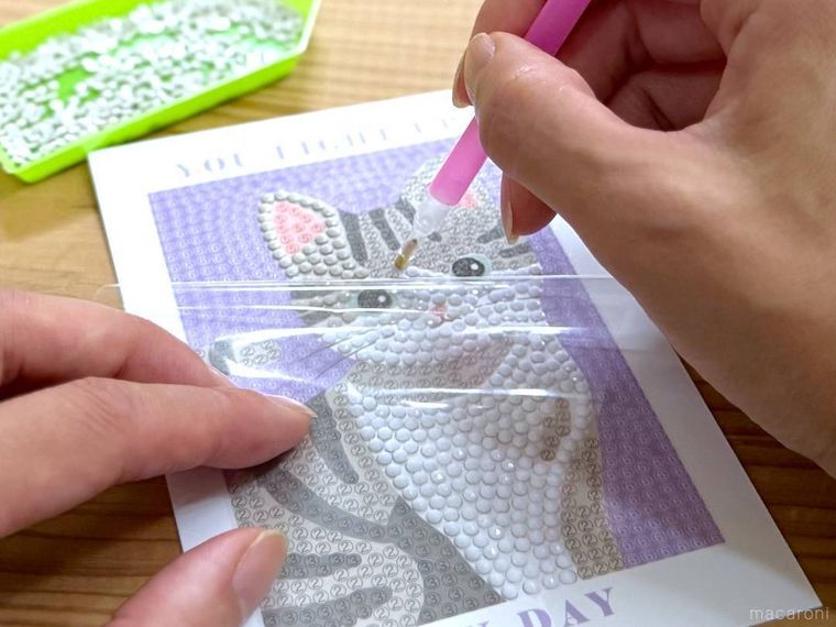 飾れるビーズアートを作っている様子