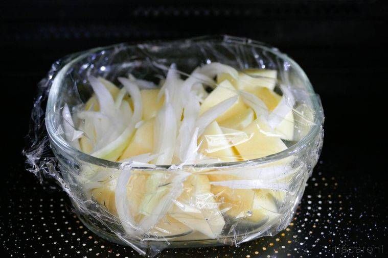 レンジで耐熱皿に入ったじゃがいもを調理する様子