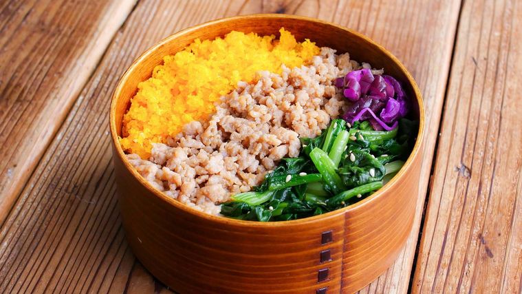 曲げわっぱを使った三色そぼろ弁当